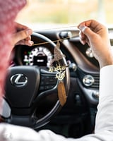 تعليقة سيارة عود مع رسمة الصقر