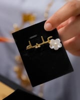 بروش مطلي بالذهب مع ورده - متجر مون