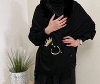 شال شتوي نسائي مع اطراف فرو بالإسم