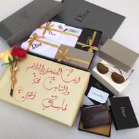 هدايا ماركة ديور مع ورد و تغليف نفس الصورة
