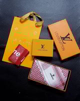 شماغ ماركة لويس فيتون مع محفظة لويس فيتون