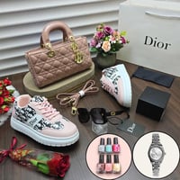 طقم جديد من ماركة ديور اهدي من تحب