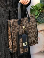 شنطة نسائية ماركة فندي درجة اولى