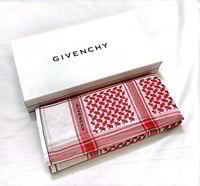 عروض شماغ جفنشي من متجر مون مع علبة وكيس الماركة