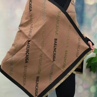 شال ماركة بلنسياقا مع ملحقات الماركة