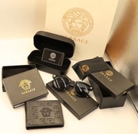 محفظة فرزاتشي ونظارة شمسية نسائية