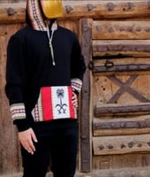 بلوفر رجالي مع سدو لون أسود - هودي قطني بنقش تراثي