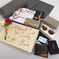 هدايا ماركة ديور مع ورد و تغليف نفس الصورة
