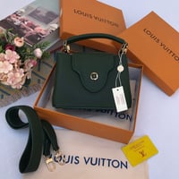 شنط ماركة لويس فيتون مع ملحقات الماركة