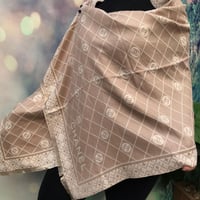 شال ماركة شانيل مع كيس شانيل الاصلي