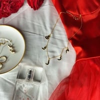 تُلازمني،مِثل،سلسال،معقُود بعُنقي