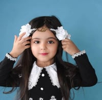 طوق ورد أطفال بالأسم من متجر مون