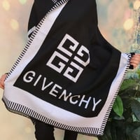 شال ماركة جيفنشي