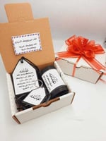 مسكه درسكون مع ميدالية مع تعليقة مرايا بالاسم حسب...