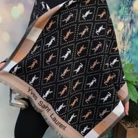 شال ماركة سان لوران