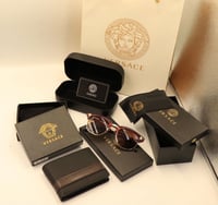 محفظة فرزاتشي ونظارة شمسية نسائية