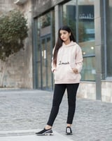 هودي شتوي للبنات - بلوفر وردي بطباعة اسم