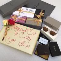 هدايا ماركة ديور مع ورد و تغليف نفس الصورة
