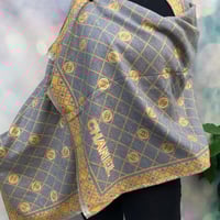 شال ماركة شانيل مع كيس شانيل الاصلي