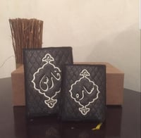 القران الكريم مع حافظة جلدية مطرزة باسم من تحب ان...