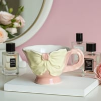 فنجان وردي مزخرف بفيونكة 3D