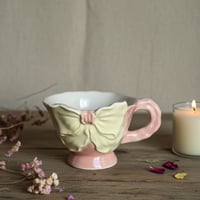 فنجان وردي مزخرف بفيونكة 3D