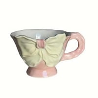 فنجان وردي مزخرف بفيونكة 3D