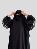 1444 | عباية راس سوداء كم مربع دنتيل قماش كوري ناع...