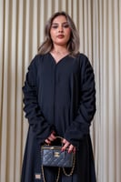 2229 | عباية كتف سوداء سادة كم كسرات