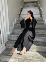 3239 | عباية كتف كلوش بأكمام فرنسية وتطريز