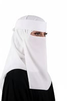 نقاب أبيض بمطاط مائل