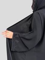 4261 | عباية كتف سوداء مطرز