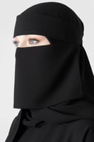 نقاب قصير بمطاط مائل