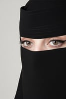 نقاب مقوى بمطاط مائل وشعار ركن الحجاب مع دقة خيط