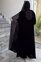5132 |عباية شتوية مخمل سوداء بأكمام وطرحة كشميري