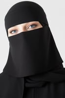 نقاب قصير بمطاط مائل