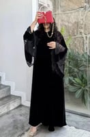 3217 | عباية كلوش مخمل بأكمام فرنسي دانتيل مع طرحة