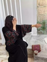 4125 | عباية نص بشت سوداء لف بأكمام كشمير ملونة