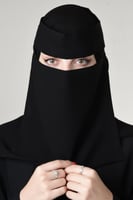 نقاب مقوى بمطاط مائل وشعار ركن الحجاب مع دقة خيط