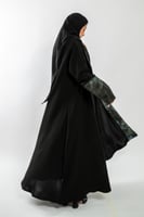 3273 | عباية كتف سوداء مفتوحة من قماش نواعم كوري أ...