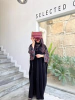 4125 | عباية نص بشت سوداء لف بأكمام كشمير ملونة