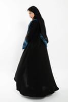 3272 | عباية كتف سوداء مفتوحة من قماش نواعم كوري أ...