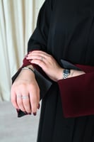 عباية كتف سادة كم عنابي