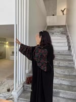 4125 | عباية نص بشت سوداء لف بأكمام كشمير ملونة