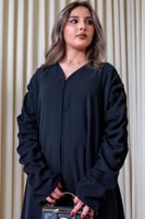 2229 | عباية كتف سوداء سادة كم كسرات