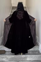5132 |عباية شتوية مخمل سوداء بأكمام وطرحة كشميري