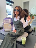 مريول زيتي رسمي بكسرات وربطة للقميص