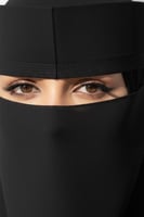 نقاب الصقر وسط مطاط طويل