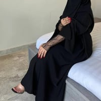 3245 | عباية دبل كلوش بأكمام فرنسية ودانتيل متصل