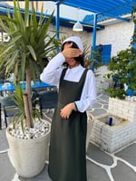 مريول متوسط قطعتين بلوزه بيضاء ومريول اخضر شيال عل...